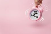 © Alexa Mat - stock.adobe.com Foto: Wecker mit Datum