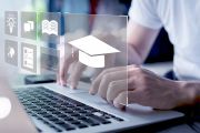 © Lek - stock.adobe.com Foto: Mann nutzt Online-Schulungen und E-Learning-Webinare