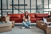 Foto: Frau in Wohnung